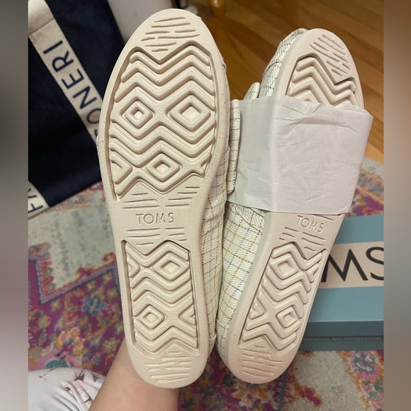 Brand new Toms with box and tags - Picture 4 of 4